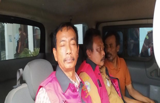 Foto : Kejari saat melakukan penahanan pada Kades dan Camat di Tanjung Bumi