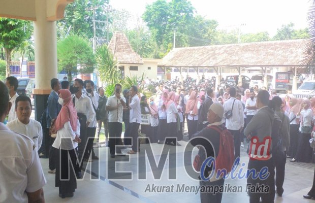 Foto : Suasana guru honorer yang lulus passing grade di depan kantor DPRD Sampang