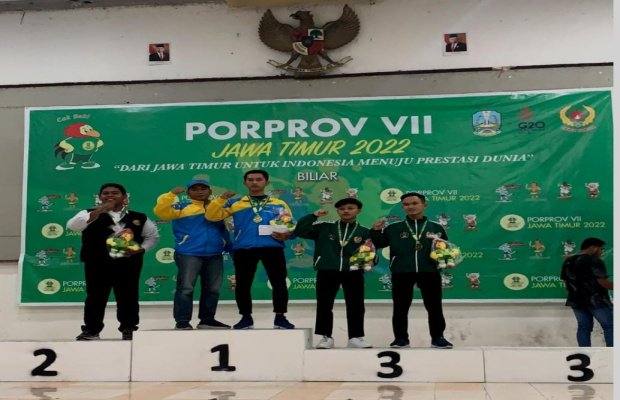 Foto : Atlet saat menerima medali