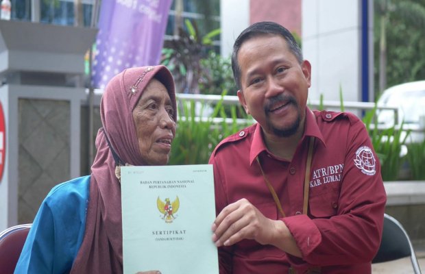 Foto : Rocky Soenoko Kepala BPN Lumajang menyerahkan sertipikat ke Aliyah.