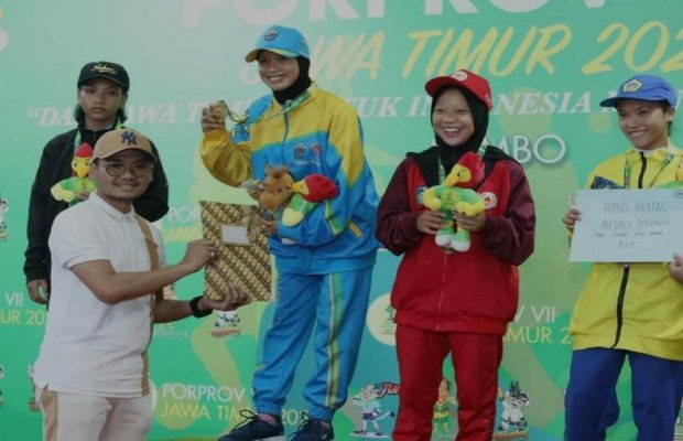 Foto : Atlet Sambo saat menerima hadiah dari Bupati Bangkalan, R Abdul Latif Amin Imron