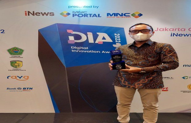 Foto : Perwakilan Pemerintah Kabupaten Pamekasan saat menerima penghargaan digital innovation award 2022.