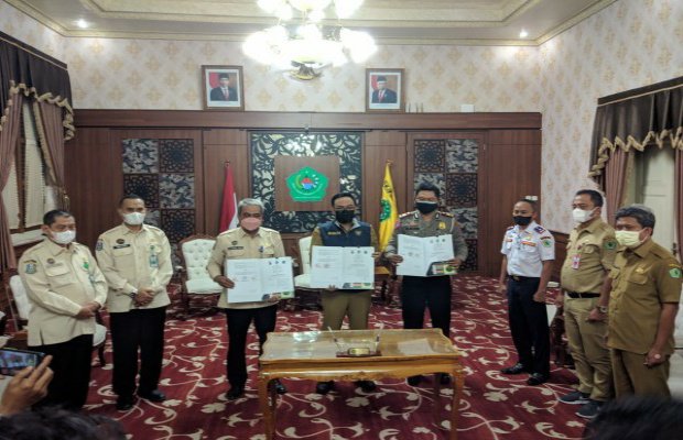 Foto : Bupati Pamekasan teken MOU bersama Pemprov Jatim.