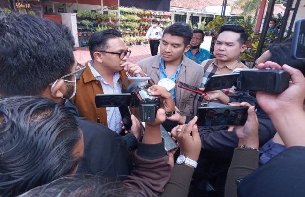 Foto: Tim kuasa hukum Julianto Eka Putra (JEP), Jeffry Simatupang, S.H., M.H, Ditho Sitompoel, S.H., M.H, Philipus Sitepu, S.H., M.H, saat diwawancarai para awak media usai persidangan.