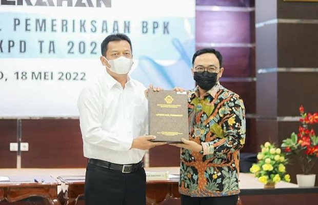 Foto : Bupati Pamekasan, Baddrut Tamam saat menerima penghargaan.