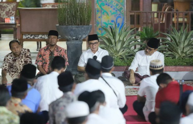 Foto : Bupati Pamekasan, Baddrut Tamam bersilaturrahim dengan masyarakat dan tokoh agama.