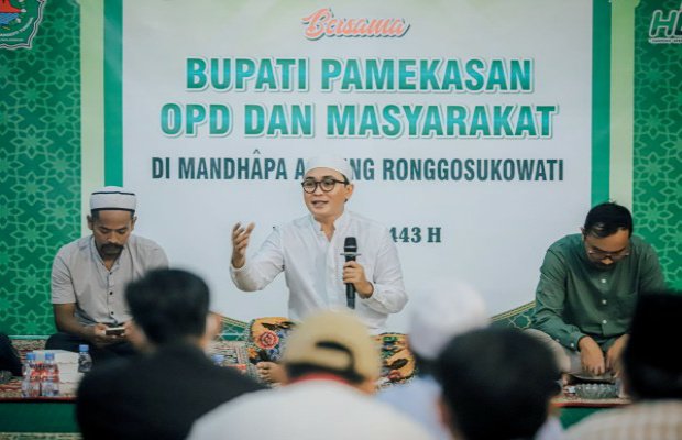 Foto : Bupati Pamekasan, Baddrut Tamam bersama wartawan.
