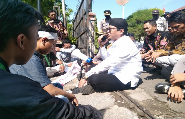 Foto: Ketua DPRD Sumenep saat Temui Massa Aksi secara lesehan
