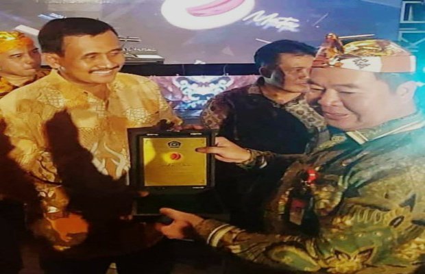 Foto : Bupati Pamekasan diwakili Kepala Dinas Pendidikan Kabupaten Pamekasan terima penghargaan dari Kemenag RI.