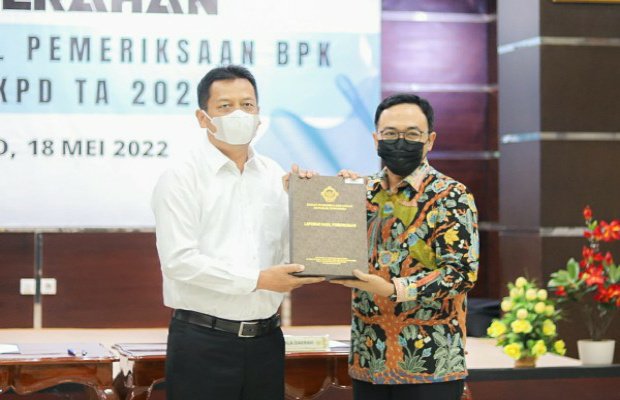 Foto : Bupati Pamekasan, Baddrut Tamam terima penghargaan dari BPK RI.