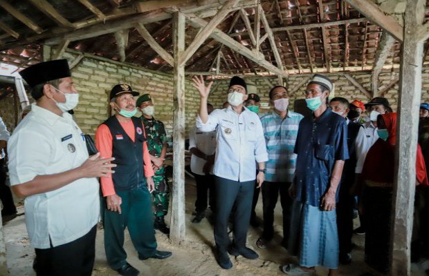 Foto: Bupati Pamekasan, Baddrut Tamam (tengah) saat kunjungan kerja.