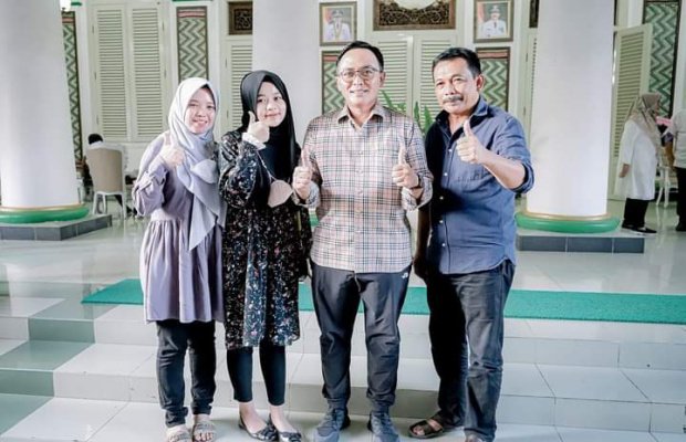 Foto : Bupati Pamekasan, Baddrut Tamam bersama calon penerima beasiswa kedokteran Unair dan orang tua.