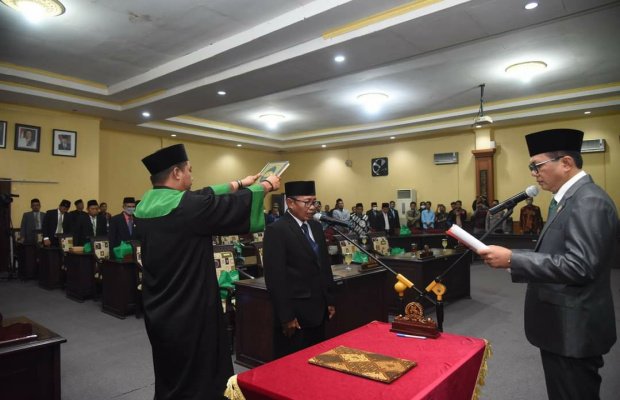 Foto: Ketua DPRD Sumenep A. Hamid Ali Munir saat mengambil sumpah pejabat PAW Politisi PPP