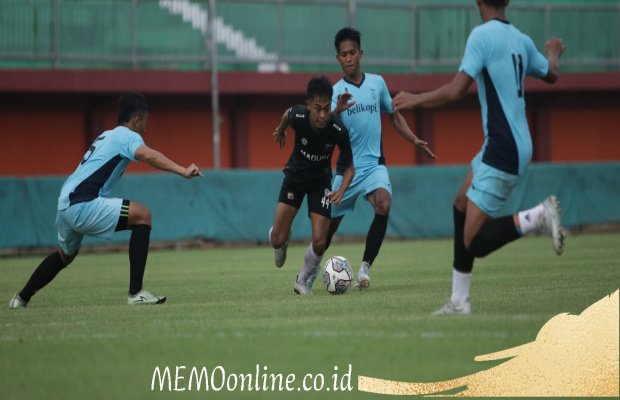 Foto: Madura United vs Persela Lamongan dalam pertandingan uji coba.