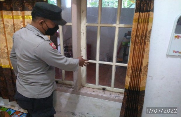 Foto : Polisi saat mendatangi tempat kejadian perkara.