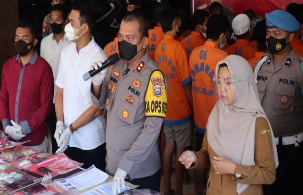 Foto : Puluhan tersangka ( dibelakang ) berbaju tersangka warna orange