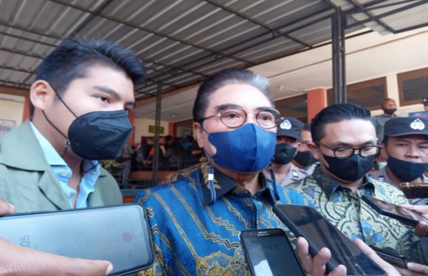 Tim kuasa hukum JEP saat diwawancarai awak media