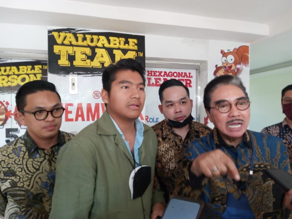 Foto : Tim kuasa hukum JEP saat diwawancarai awak media