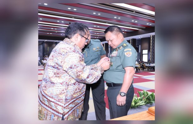 Foto: Penyematan Pin Emas 