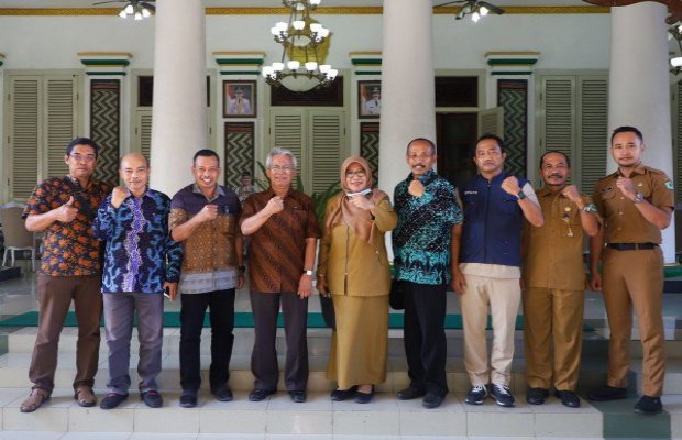 Foto : Pemerintah Kabupaten Pamekasan dan Universitas Tribhuwana Tunggadewi Malang di Mandhapa Agung Ronggosukowati, Pamekasan, Madura Jawa Timur.