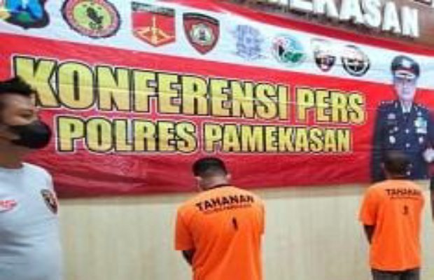 Foto : Kedua tersangka saat konfrensi pers di Gedung Bhayangkara Polres Pamekasan.