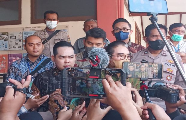 Tim Kuasa Hukum JEP saat diwawancarai para awak media