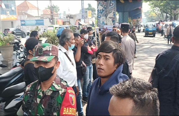 Foto: Petugas Kepolisian dan TNI, saat mengamankan aksi demo yang diprotes warga setempat.