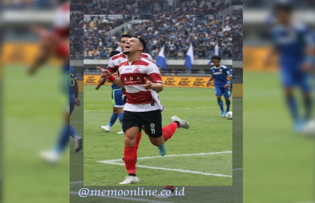 Foto: Selebrasi Lulinha usai cetak gol 