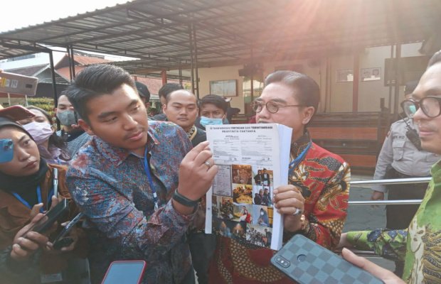 Foto: Tim kuasa hukum saat menunjukkan bukti - bukti pembelaan terhadap kliennya