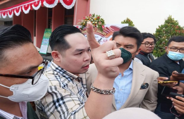 Foto: Tim kuasa hukum JEP saat diwawancarai awak media