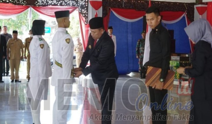 Foto : Bupati Sampang saat mengukuhkan Paskibraka di Pendapa Trunojoyo Sampang