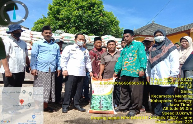 Foto: Arif Firmanto, Kepala DKPP Sumenep saat menyerahkan bantuan pupuk gratis kepada petani tembakau