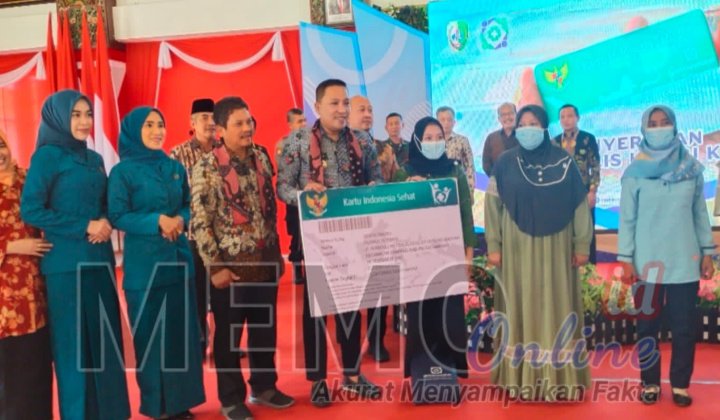 Foto : Bupati Sampang H Slamet Junaidi bersama Direktur utama BPJS Kesehatan Ali Gufron secara simbolis memberikan KIS kepada masyarakat Sampang