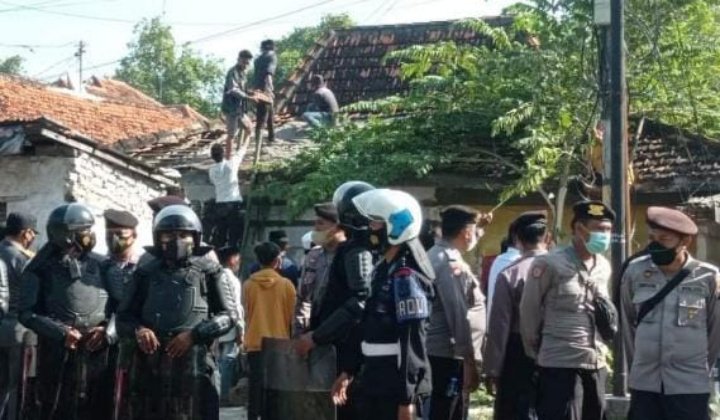 Foto : Puluhan personil Kepolisian dan TNI siaga saat eksekusi berlangsung.
