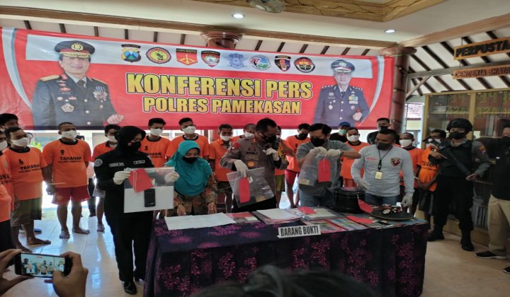 Foto : Kapolres Pamekasan saat menunjukkan barang bukti dalam konferensi pers Polres Pamekasan.