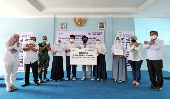 Foto : penyerahan beasiswa