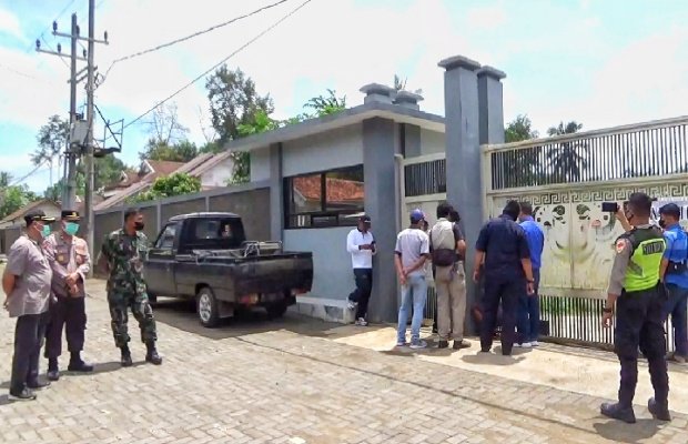 Foto : suasana saat jelang pembukaan pintu gerbang yang dalam posisi digembok