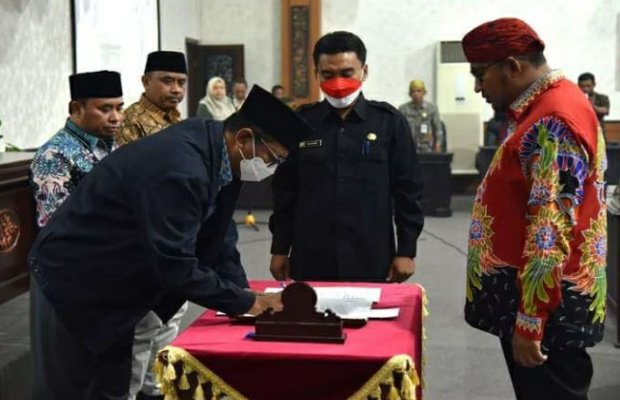 Foto: Ketua DPRD Sumenep, Abdul Hamid Ali Munir saat menandatangani dokumen KUA-PPAS untuk Perubahan APBD 2022
