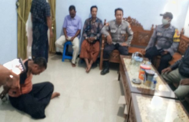 Foto : insial 'A' terduga pelaku (duduk dilantai)