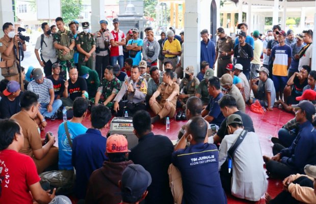Foto : suasana pertemuan dengan para demonstran