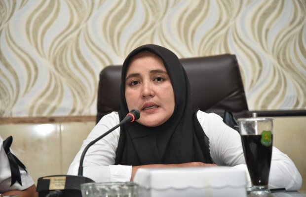 Foto: Erlin Susianti bersama rekan-rekannya saat mengadukan nasibnya ke Komisi IV DPRD Sumenep (ibnu)