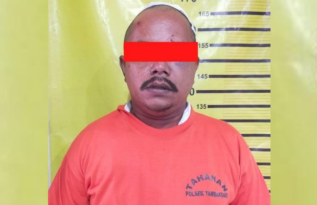 Foto: pelaku saat diamankan oleh petugas ke Polsek Tambaksari