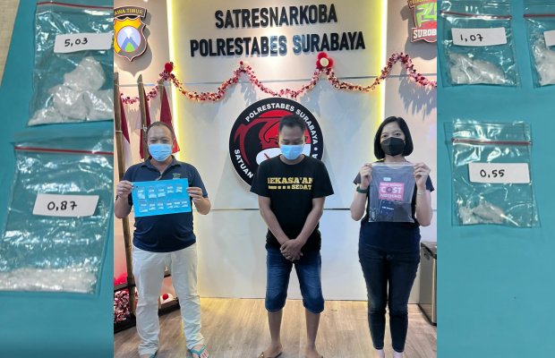 Foto: tersangka tengah dan barang buktinya diapit dua petugas Polrestabes Surabaya 