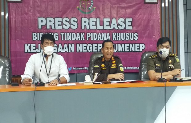 Foto: (Dari kiri) Kasi Intel Kejari Sumenep, Novan Bernadi, Kajari Trimo, dan Kasi Pidsus Dony Suryahadi Kusuma
