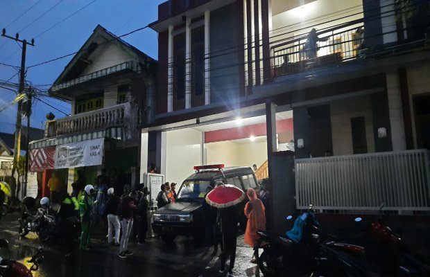 Foto: Petugas Kepolisian, saat mengevakuasi jenazah dugaan korban pembunuhan di salah satu Villa Songgoriti, Kota Batu.