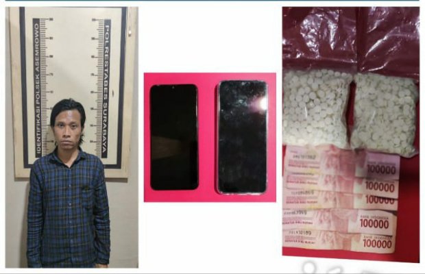 Foto: tersangka dan barang buktinya saat diamankan ke Polsek Asemrowo Surabaya.
