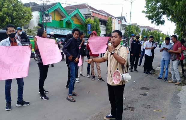 Foto: FKMS saat melakukan aksi demonstrasi di kantor Bappeda Sumenep