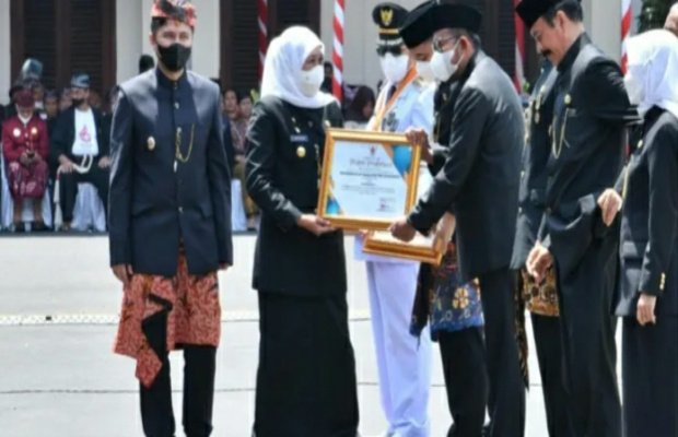 Foto: Bupati Sumenep, Achmad Fauzi saat menerima penghargaan dari Gubernur Jawa Timur, Khofifah Indar Parawansa.