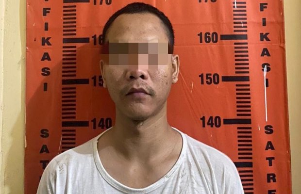 Foto: Tersangka saat di amankan polisi