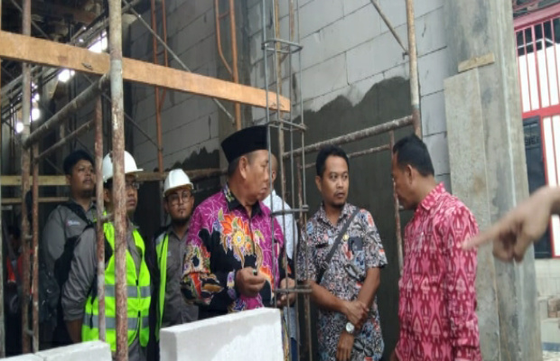 Foto: Komisi III DPRD Sumenep saat sidak di lokasi proyek gedung pengemasan produk UMKM di Tajamara